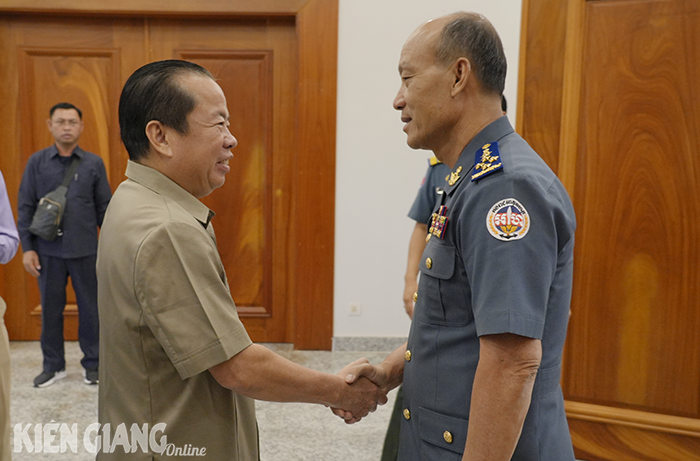 Phó Bí thư Thường trực Tỉnh ủy Kiên Giang Mai Văn Huỳnh chúc tết Bộ Tư lệnh Hiến binh Quân đội Hoàng gia Campuchia 